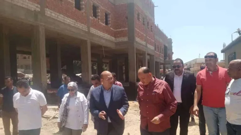 ميدانياً .. نائب محافظ الجيزة يتفقد مشروع السوق الحضاري الجديد بمدينة العياط وقرية كفر شحاته مشداً على هذا الامر
