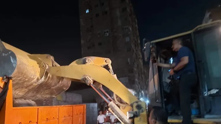رئيس الحى يشرف على إزالة سويقة الدقى العشوائية .. محافظة الجيزة يشدد على هذا الامر