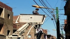 استجابة لشكاوى الأهالي ..إنارة شوارع قريتي نزلة عليان والحي بالصف