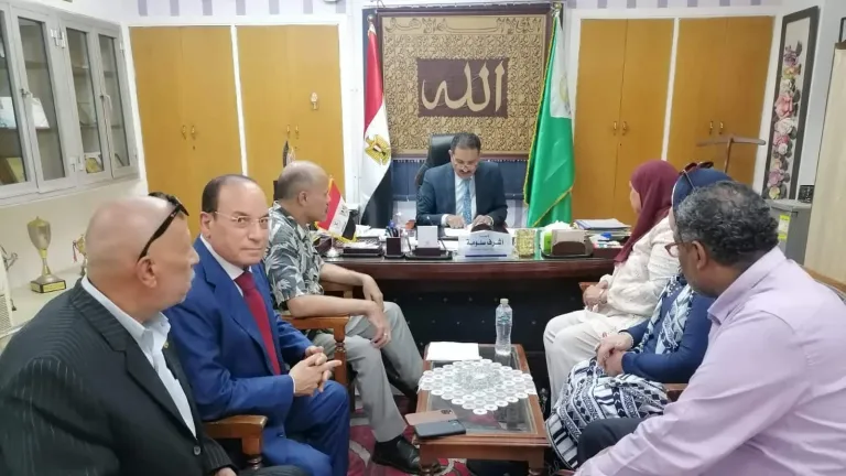 قبل بدء العام الدراسى .. مدير تعليم الجيزة يترأس اجتماع لمناقشة الزي المدرسى