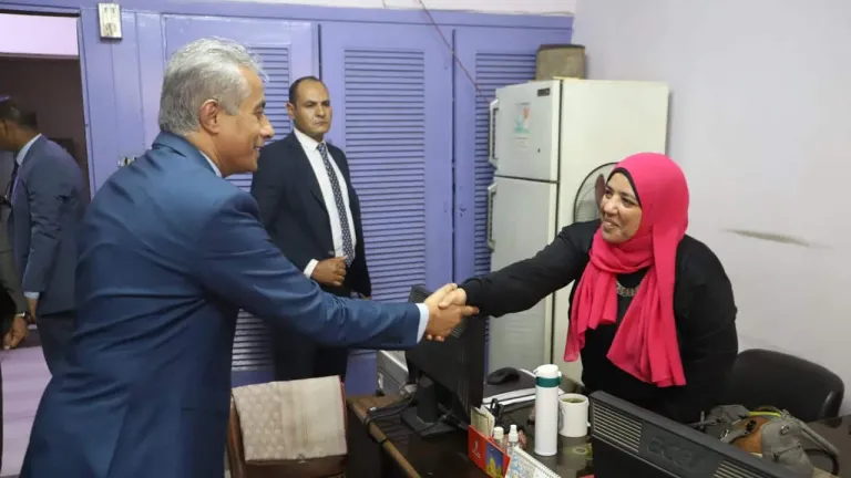 خلال فترة توليه رئاسة اتحاد العمال .. وزير القوى العاملة يشيد بمجهودات العاملين .. يكرم سائق بالنقل البري أعاد 200 ألف ريال إلي صاحبها