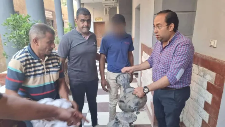ظنناً منه ان لا احد يراه .. فالكاميرات كانت له بالمرصاد .. سقوط لص "كلوبات و أباليك" ممشى المريوطية السياحي في الجيزة
