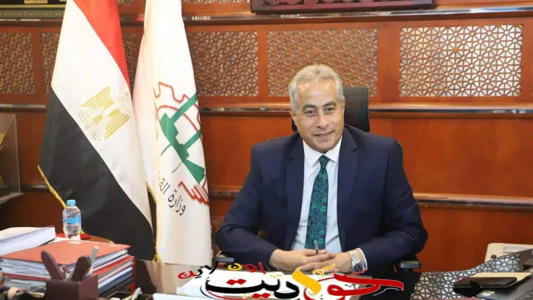 القوي العاملة : استخراج 5256 شهادة قياس مستوى المهارة ورخصة مزاولة المهنة .. صرف منح مواليد وزواج فى الجيزة