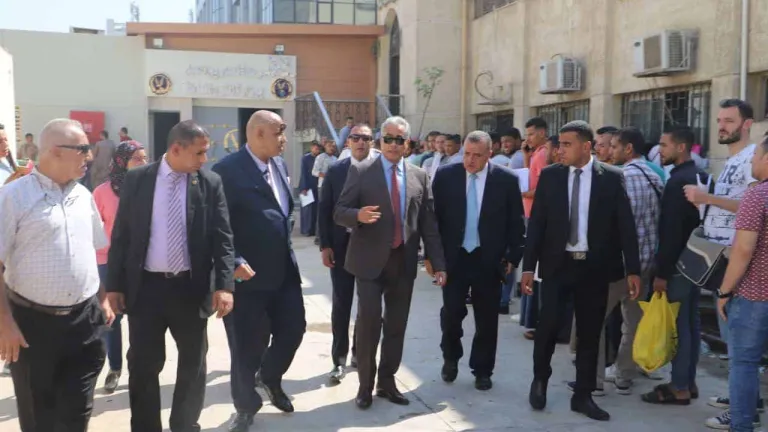شحاته يتفقد عملية توثيق عقود العاملين بالخارج .. يستمع لشكاوى المواطنين ويوجه بتلبية طالبتهم