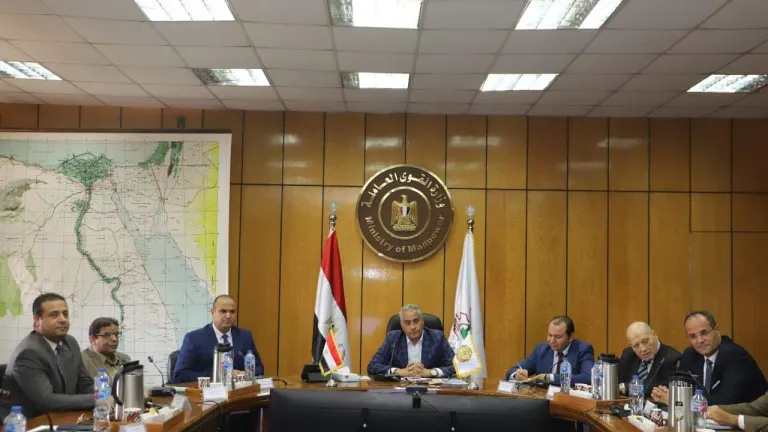 لتواكب تطورات العصر الحديث .. وزير القوى العاملة يستمع إلى مطالب العاملين بمجلة العمل