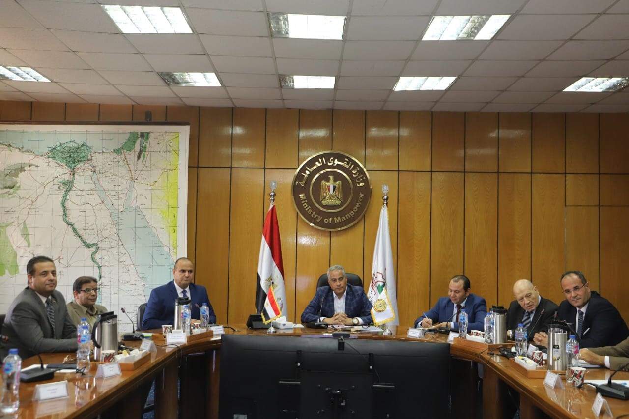 لتواكب تطورات العصر الحديث .. وزير القوى العاملة يستمع إلى مطالب العاملين بمجلة العمل