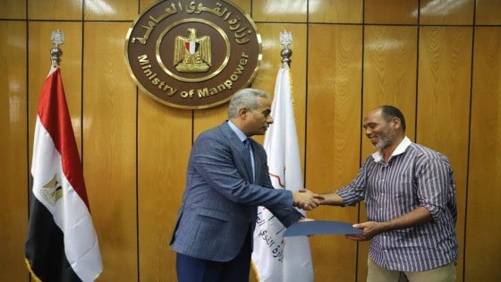 وزير القوى العاملة يُسلم تعويضات لأسر بعض العمالة غير المنتظمة بأربع محافظات