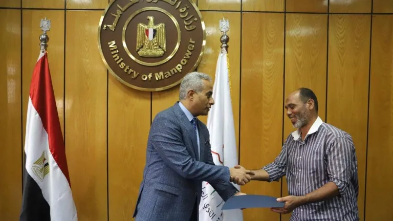وزير القوى العاملة يُسلم تعويضات لأسر بعض العمالة غير المنتظمة بأربع  محافظات