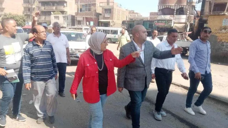 جولة ميدانية لنائب محافظ الجيزة بمنشأة القناطر .. يستجيب خلالها لاراء المواطنين