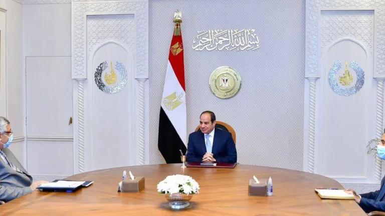 الرئيس السيسى يعطى توجيهات هامة لمستشارة للشئون الصحية  .. منها مواصلة برامج التوعية الوقائية وحملات التطعيم للمواطنين