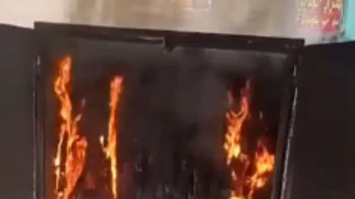 بالفيديو .. أهالى شارع النزهة ومتفرعاته لـ محافظ الجيزة: اغاثنا نعيش فى ظلام دامس بسبب احتراق محول الكهرباء .. رئيس مدينة الحوامدية ليس صاحب قرار .. شركة الكهرباء نريد تصريح حفر .. الاخير يرد القرار بيد المحافظ .. الاهالى نموت من شدة الحر وما بداخل الثلاجات باظ