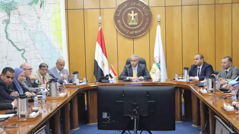 لإعادة الثقة بين المواطن والوزارة .. وزير القوى العاملة يستكمل لقاءاته مع مديري المديريات .. هذا اهم ما جاء فى اللقاء