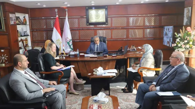 وزير القوى العاملة يلتقي نائب مدير الدولية للهجرة: للتوعية بمخاطر الهجرة غير الشرعية .. وإرشادات للراغبين في العمل بالخارج