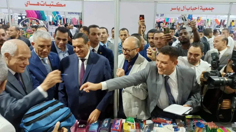 خلال افتتاحه معرض "اهلا مدارس" محافظ الجيزة يُداعب أحد العارضين .. يُخفض سعر الشنطة 25 جنيه ويمهرها بتوقيعه