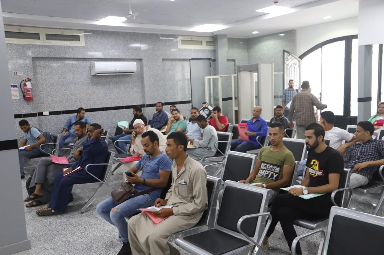 بدء العمل بـ" وحدة خدمات العمالة المصرية بالخارج" .. القوى العاملة توثقه بالصور