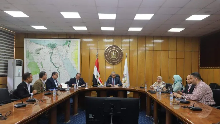 اللجنة النقابية بالجيزة تناقش مع وزير القوى العاملة رؤيتها لتطوير عمل "المديرية"
