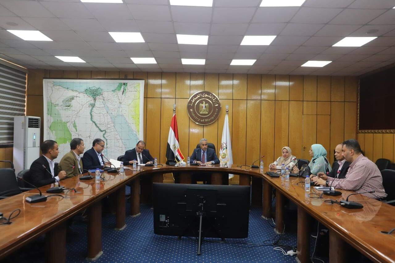 اللجنة النقابية بالجيزة تناقش مع وزير القوى العاملة رؤيتها لتطوير عمل “المديرية”