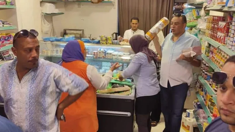 ضبط ٢٠٠ كجم لانشون وبسطرمه وجبن فاسدة بمحلات سوبر ماركت فى حدائق الاهرام