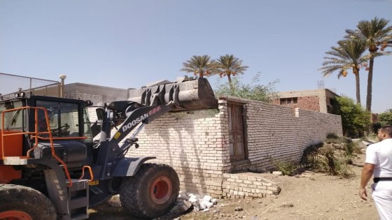 محافظة الجيزة إزالة ٤٠ حاله تعدي بالبناء المخالف علي أملاك الدولة بهذه المراكز