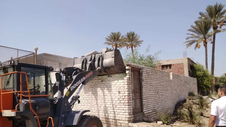 محافظة الجيزة إزالة ٤٠ حاله تعدي بالبناء المخالف علي أملاك الدولة بهذه المراكز