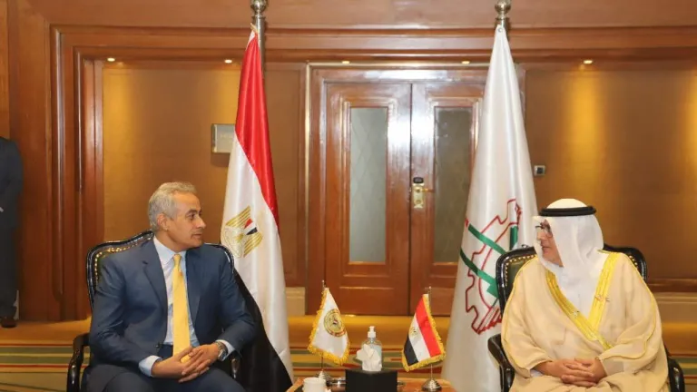لمناقشة هذه القضايا .. وزير القوى العاملة يلتقي نظيره الاماراتي خلال مؤتمر العمل العربي بالقاهرة