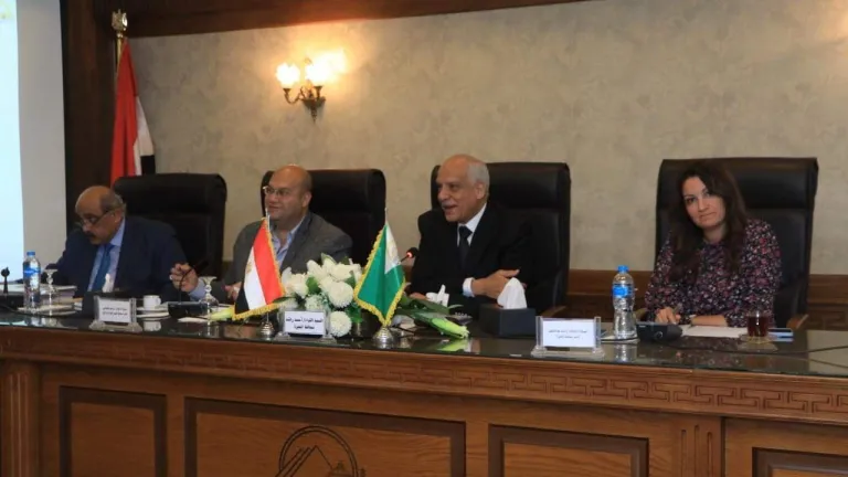 قبل بداية العام الدراسى الجديد .. محافظ الجيزة يوجه برفع كفاءة محيط المدارس ويشدد علي متابعه منظومة الجمع السكني