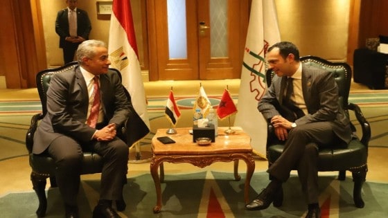 وزير القوى العاملة يلتقى مع نظيره المغربي على هامش مؤتمر العمل العربي .. هذا اهم ما جاء فى اللقاء