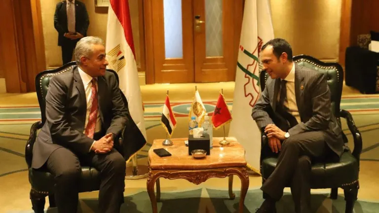 وزير القوى العاملة يلتقى مع نظيره المغربي على هامش مؤتمر العمل العربي .. هذا اهم ما جاء فى اللقاء