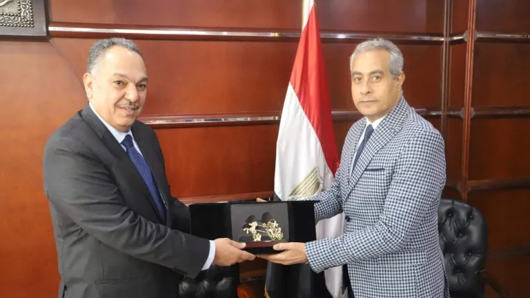 لتسهيل إجراءت سفر العمالة المصرية  الى الكويت .. وزير القوى العاملة يلتقي السفير الكويتي بالقاهرة