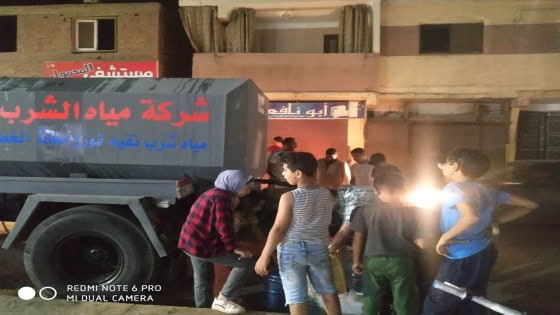 بالصور .. تهافت الاهالى بشارع النزهة فى مدينة الحوامدية على سيارة المياه لسد احتياجاتهم