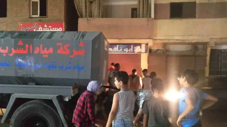بالصور .. تهافت الاهالى بشارع النزهة فى مدينة الحوامدية على سيارة المياه لسد احتياجاتهم