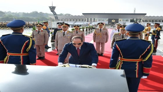 بالصور .. السيسي يضع أكاليل الزهور على قبر الجندي المجهول والزعيمين أنور السادات وجمال عبد الناصر”
