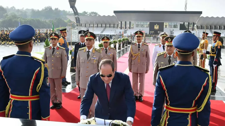 بالصور .. السيسي يضع أكاليل الزهور على قبر الجندي المجهول والزعيمين أنور السادات وجمال عبد الناصر"
