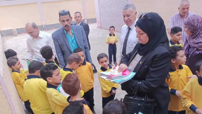 بالصور| نائب وزير التعليم تتفقد مدراس الحوامدية فى أول يوم دراسة