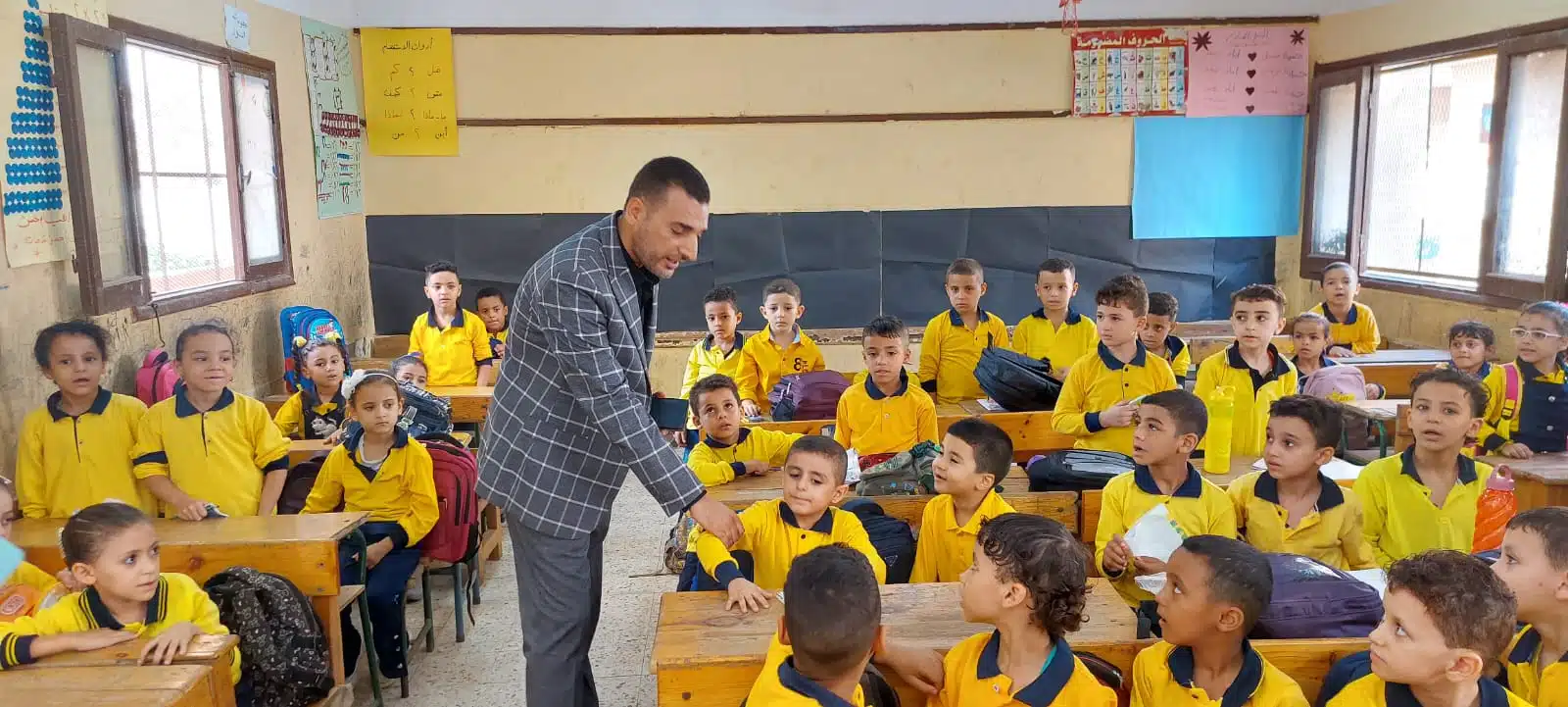 بالصور| نائب وزير التعليم تتفقد مدراس الحوامدية فى أول يوم دراسة