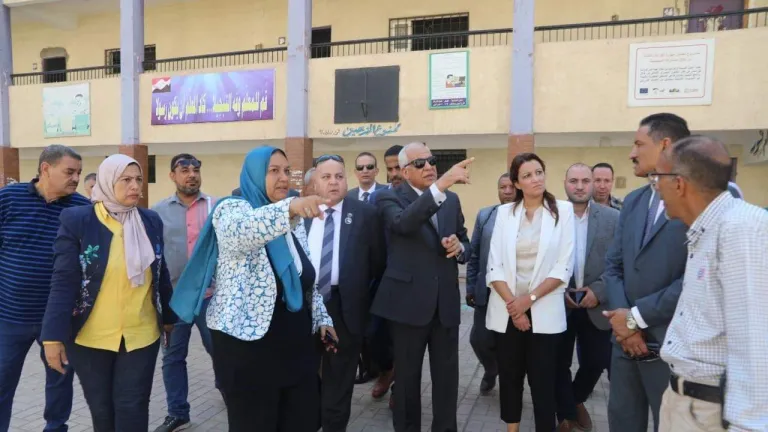 محافظ الجيزة يتابع انتظام سير العملية التعليمية بمدارس شمال والوراق .. يشدد على هذا الامر