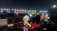 شاهد بالفيدبو والصور .. انقلاب سيارة محملة بإسطوانات الغاز وإصابة سيدة مسنة أعلى دائرى المنيب