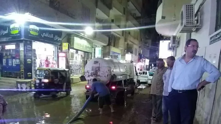 استجابة لـ "حواديت اون لاين" .. محافظ الجيزة يتابع لحظة بلحظة اصلاح كسر ماسورة مياه فى الحوامدية .. رئيس المدينة يتواجد ميدانياً