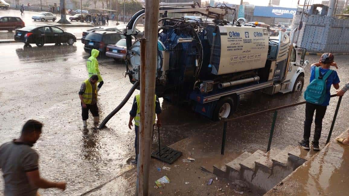محافظ الجيزة يتابع جهود شفط مياه الامطار