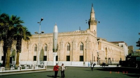 حدث داخل حمامات مسجد سدنا الحسين .. سيدة تحاول الانتحار ذبحاً