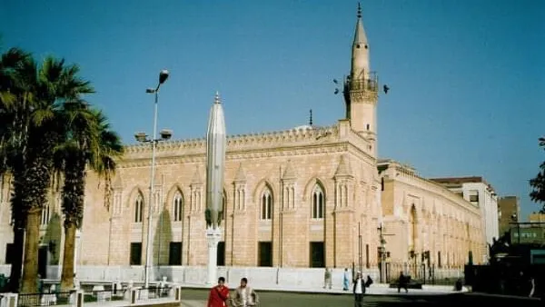 حدث داخل حمامات مسجد سدنا الحسين .. سيدة تحاول الانتحار ذبحاً