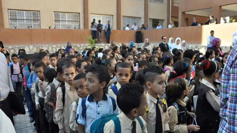 حدث فى الجيزة .. سقوط تلميذ من سلم المدرسة .. اصيب بهذه الاصابات منها كسر بالجمجمة
