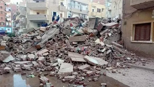 بالاسماء .. اصابة 3 اشخاص فى انهيار عقارين احدهم مكون من 5 طوابق بامبابة