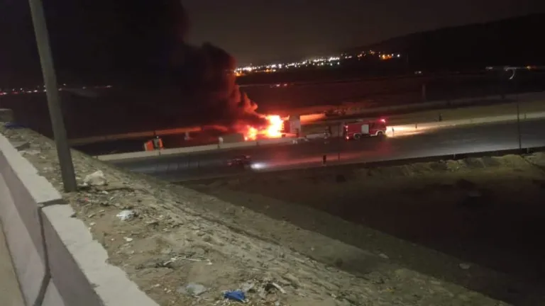 شاهد بالفيديو .. السيطرة على حريق سيارة تريلا إثر تصادمهما بأخرى بالطريق الأوسطي