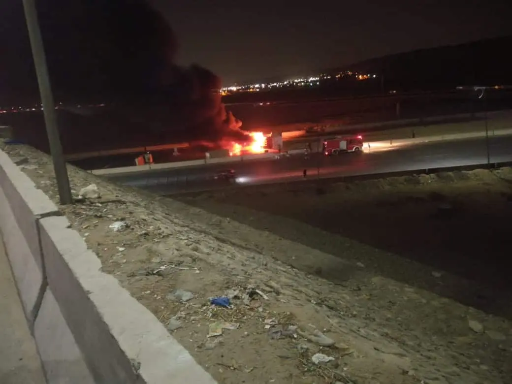شاهد بالفيديو .. السيطرة على حريق سيارة تريلا إثر تصادمهما بأخرى بالطريق الأوسطي