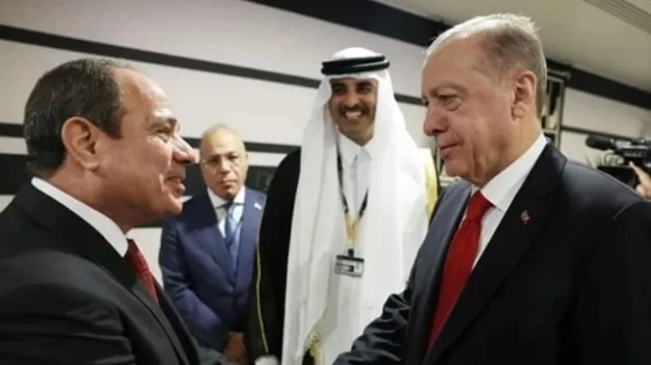 الرئيس السيسي يصافح نظيره التركي أردوغان في قطر
