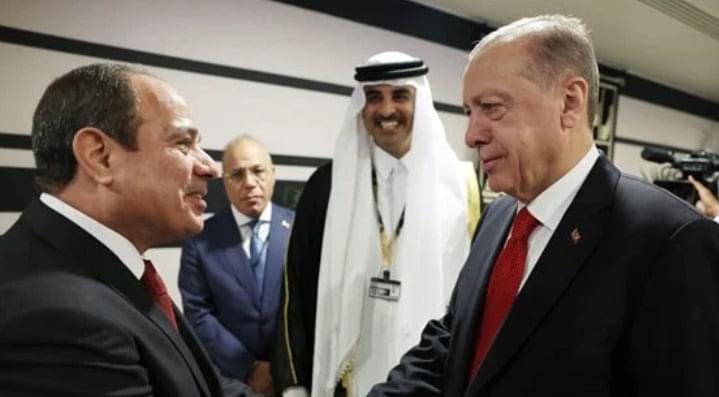 الرئيس السيسي يصافح نظيره التركي أردوغان في قطر