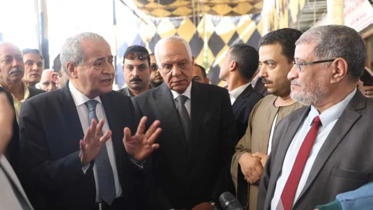 وزير التموين ومحافظ الجيزة يتفقدان عدداً من المراكز التموينية وسلاسل الجملة والمخابز .. الوزير للمواطنين سعر كيلو الارز السائب 12 جنيه