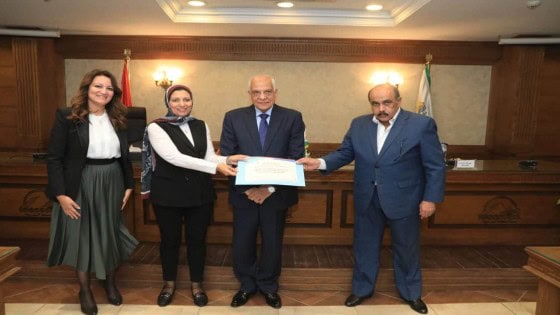 محافظ الجيزة يُكرم أصحاب المشروعات المتميزة واللجنة التنفيذية لمبادرة المشروعات الخضراء الذكية