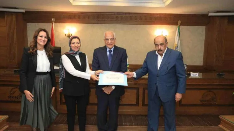 محافظ الجيزة يُكرم أصحاب المشروعات المتميزة واللجنة التنفيذية لمبادرة المشروعات الخضراء الذكية